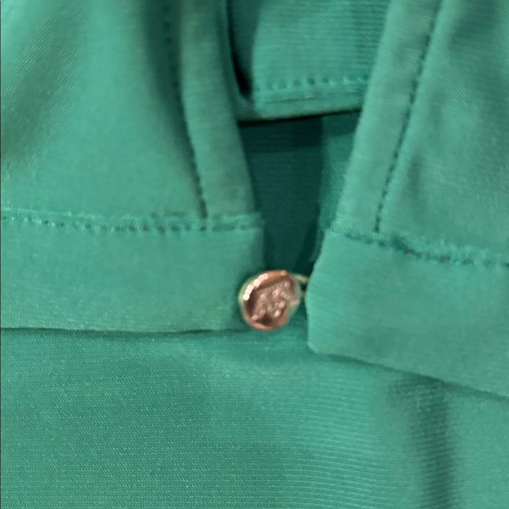 CHAUS med sleeveless blouse w/front cut out design, rear button and V bottom - Picture 4 of 5